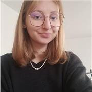 Étudiante qui veut transmettre son savoir qu'elle a pu apprendre.